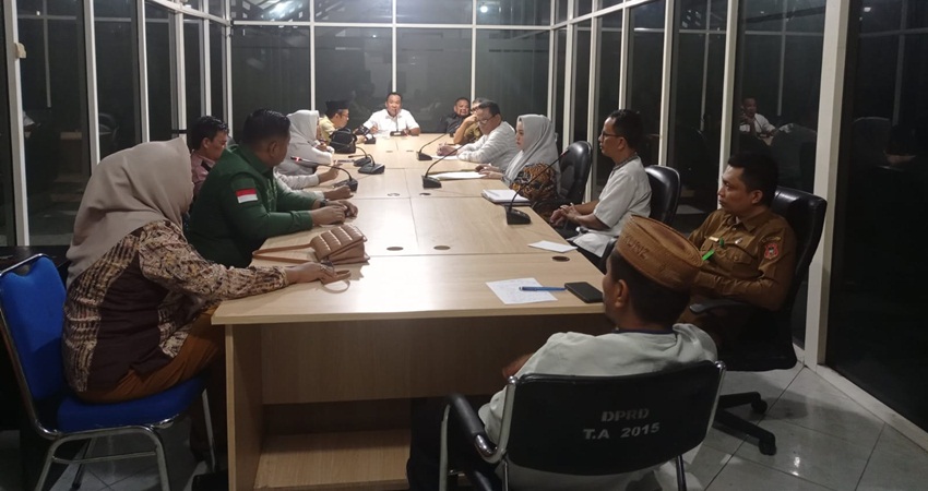 PEMBAHASAN. Suasana pembahasan pansus LKPJ sebelum ramadhan kemarin, dimana pansus tetap bertekad menyelesaikan pembahasan dan rampung sebelum tanggal 8 mei.