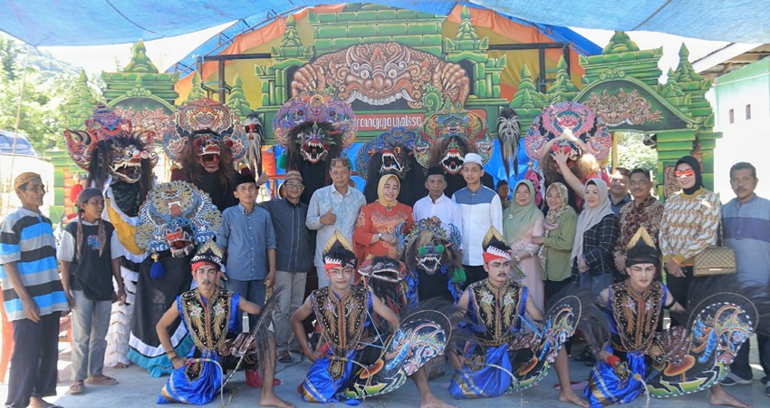 Wabup Pohuwato, Suharsi Igirisa, menghadiri perayaan Lebaran Ketupat di Desa Tunas Jaya, Kecamatan Popayato Barat, Sabtu (29/4). (foto: Iwan Karim/Prokopim)