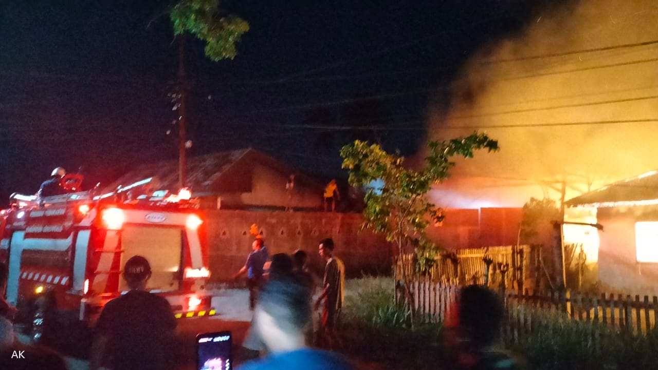 Unit Damkar berusaha melakukan pemadaman api di rumah milik Ka Mini di Desa Luhu, Telaga, Kabupaten Gorontalo, Selasa (2/5). (foto : istimewa)