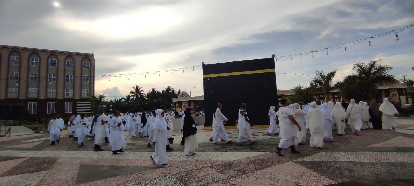 Para CJH Gorontalo saat melaksanakan Manasik di Mess Haji Kota Gorontalo baru baru ini. Kegiatan ini merupakan simulasi pelaksanaan ibadah haji yang dilaksanakan oleh KBIH Al Muqorobin Gorontalo. (Foto: Roy/Gorontalo Post)