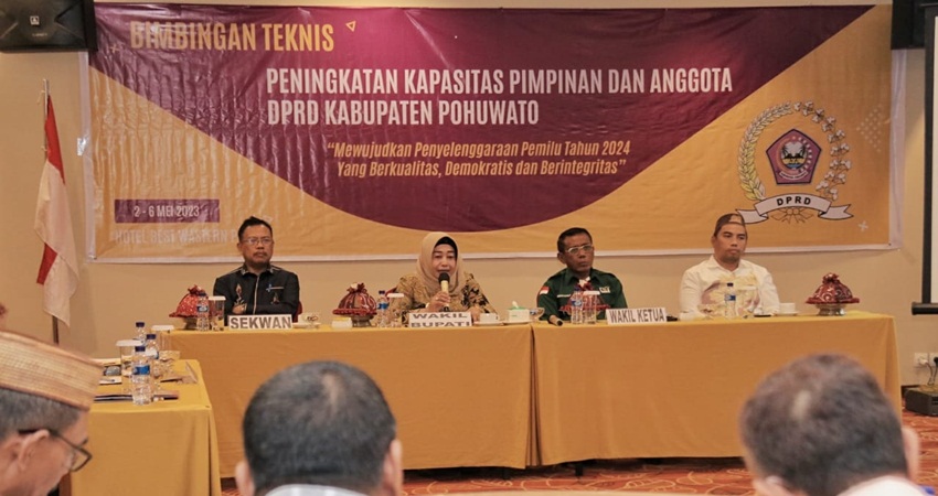Bimtek Peningkatan Kapasitas Pimpinan dan Anggota DPRD Kabupaten Pohuwato, dibuka Wabup Suharsi Igirisa, di Grand Ballroom, Best Western Plus Coco Palu, Sulawesi Tengah, Kamis (4/5). (foto: Iwan Karim/Prokopim)
