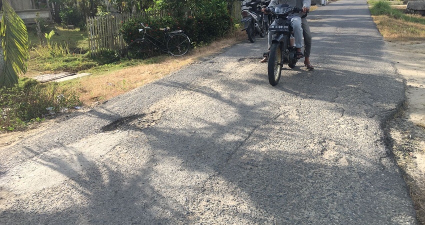 Nampak Jalan Yang Sudah Rusak Di Desa Reksonegoro, Kec.Tibawa Kab.Gorontalo (F.Irtiya/ Gorontalo Post)
