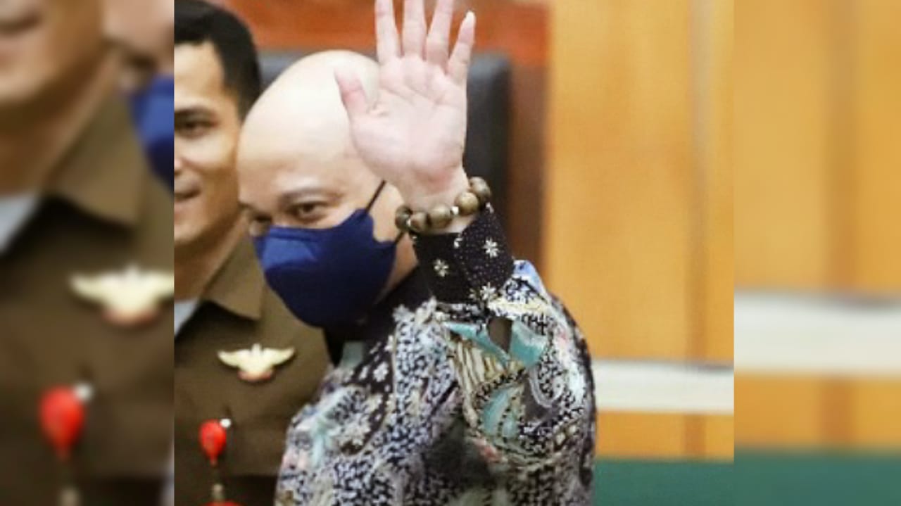 Terdakwa kasus peredaran narkotika Irjen Pol Teddy Minahasa divonis hukuman penjara selama seumur hidup, Selasa (9/5). (foto : Dery Ridwansah)