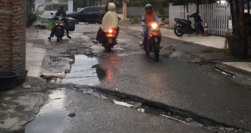 Akses jalan rusak dan bau kubangan jl. Dewi Sartika kab Gorontalo (F.Irtiya/ Gorontalo Post)
