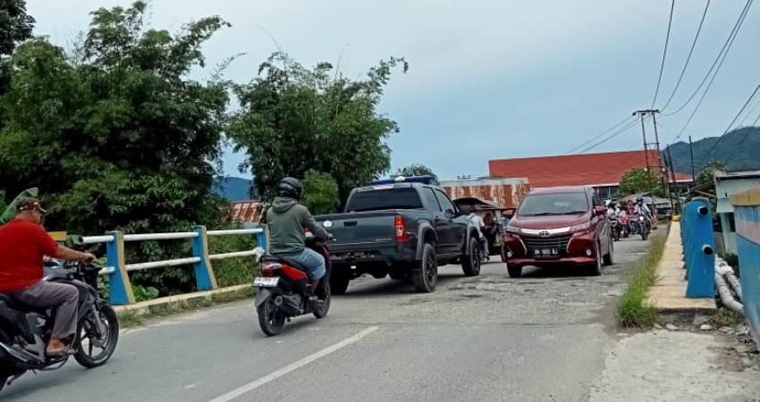 Kondisi jembatan belum berangsur membaik, masyarakat mengeluh. Sabtu (15/4/2023) (foto : Putri Syahra Masyhur, Gorontalo Post)