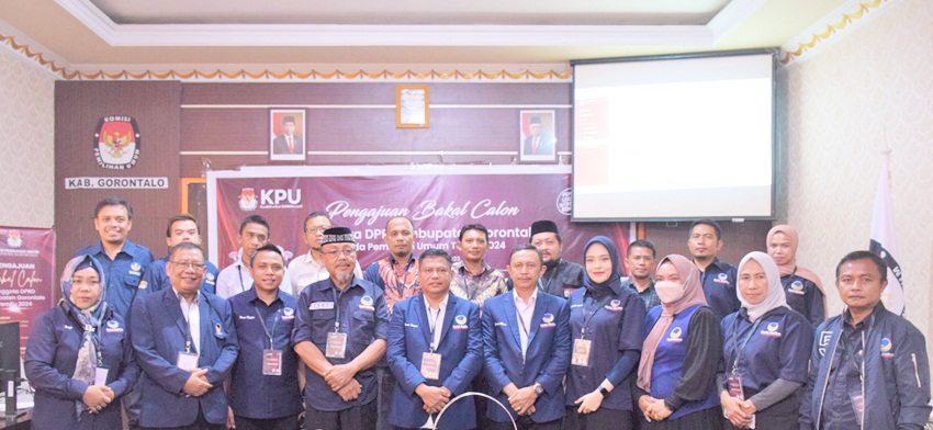 FOSE. Bacaleg Partai NasDem Kabupaten Gorontalo saat foto bersama dengan KPU Kabupaten Gorontalo seusai melakukan pendaftaran. (F:Deice/Gorontalo Post)