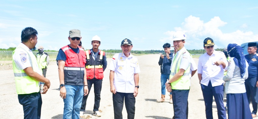 Bupati Pohuwato, Saipul A. Mbuinga saat meninjau langsung pekerjaan bandara yang ada di Desa Imbodu, Kecamatan Randangan, Rabu (10/5). (foto: Iwan Karim/Prokopim)