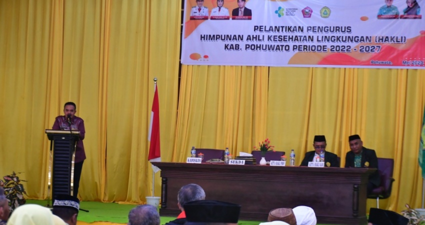 Sekda Pohuwato, Iskandar Datau, menghadiri pelantikan pengurus Himpunan Ahli Kesehatan Lingkungan (HAKLI) Kabupaten Pohuwato, Kamis (11/5). (foto: Iwan Karim/Prokopim)