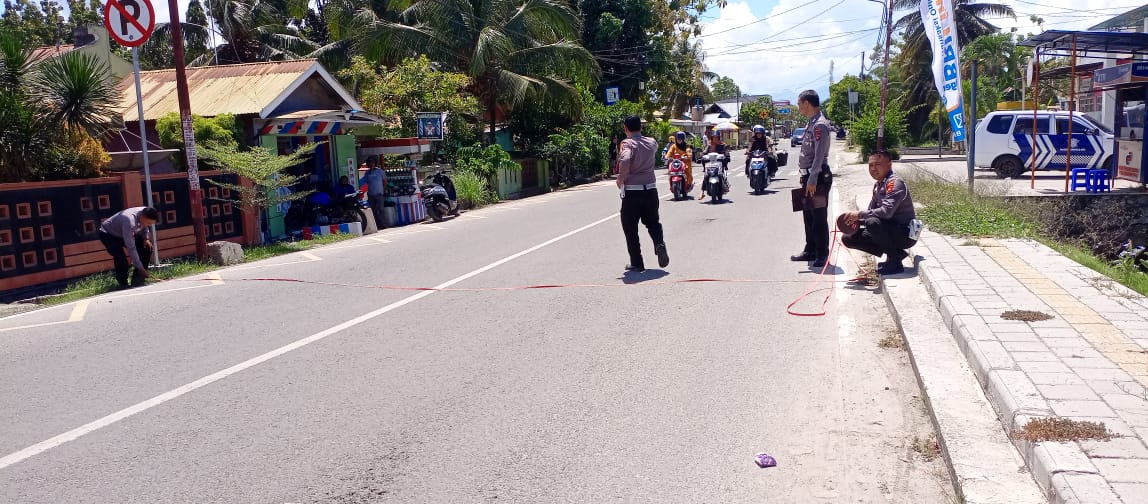 Polisi dari Satlantas Polres Gorontalo Kota, melakukan olah tempat kejadian perkara, tabrak lari di Jln Madura, Kota Gorontalo. (Foto : jalal/ gorontalopost)