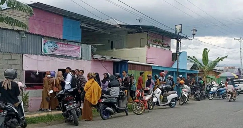 Suasana pelanggan yang antri untuk membeli nasi kuning viral, Senin. (15/05/2023/)