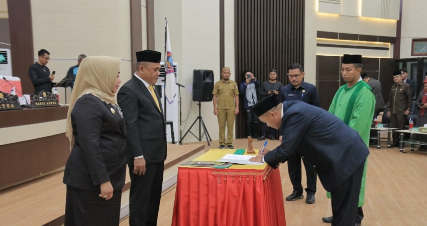 Wabup Pohuwato, Suharsi Igirisa, saat menghadiri Rapat Paripurna DPRD dalam rangka pengambilan sumpah dan janji Anggota DPRD Pengganti Antar waktu (PAW), di ruang sidang DPRD Pohuwato, Senin (15/5). (foto: Iwan Karim/Prokopim)