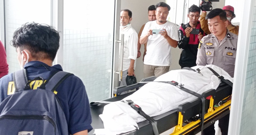TENANG DI SANA - Bocah 10 tahun yang menjadi korban penganiayaan tentenya sendiri, usai menjalani outopsi di RS Bhayangkara Gorontalo, Selasa.
