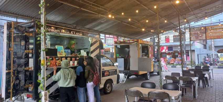Pusat kuliner dengan konsep Food Truck di Jalan Prof. H.B. Jassin, Kelurahan Limba B, Kota Gorontalo.