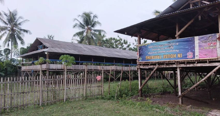 Dua kandang ayam di Kelurahan Tilihuwa, dikomplain masyarakat akibat bau dan lalat yang menyerang rumah warga. (F. Deice/ Gorontalo post)