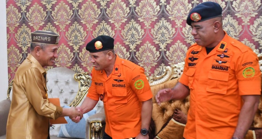 Kepala Kantor Pencarian dan Pertolongan Gorontalo, Heriyanto, S.Adm saat diterima Bupati Pohuwato Saipul A. Mbuinga di rumah jabatan, Selasa (16/5). (foto: Iwan Karim/Prokopim)