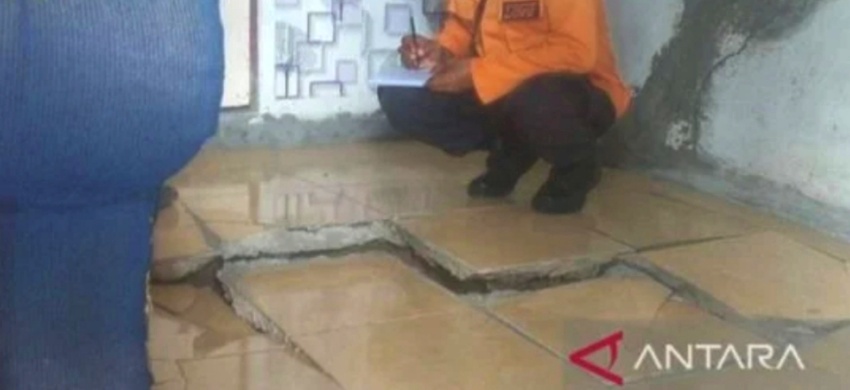 Rumah warga rusak akibat pergeseran tanah di Desa Bojongkoneng, Babakanmadang, Kabupaten Bogor, Jawa Barat. (ANTARA/HO-BPBD Kabupaten Bogor)