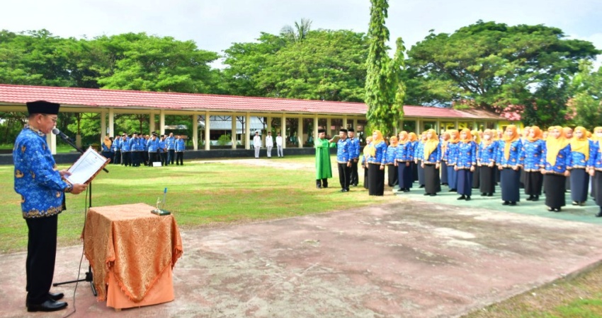 Bupati Pohuwato, Saipul A. Mbuinga, mengambil sumpah dan menyerahkan SK kepada Pegawai Pemerintah dengan Perjanjian Kerja (PPPK) formasi tahun 2022, Senin (22/5). (foto: Iwan Karim/Prokopim)