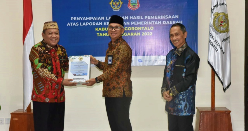 TERIMA. Ketua DPRD Syam T Ase saat menerima LHP atas LKPD Kabupaten Gorontalo tahun anggaran 2022 yang di serahkan langsung oleh Kepala BPK-RI Perwakilan Provinsi Gorontalo, rabu (24/5). (F:Humas)