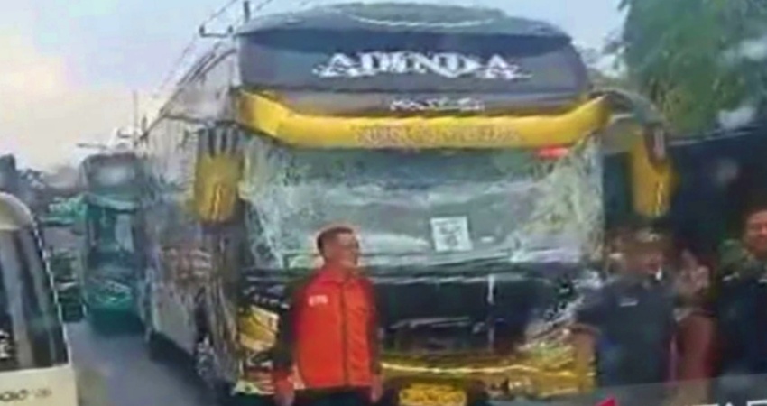 Tangkapan layar bus pengangkut rombongan calon haji asal Pamekasan yang mengalami kecelakaan di Bangkalan, Madura, Jatim, Rabu (24/5/2023). (FOTO ANTARA/HO-Kemenag Pamekasan)