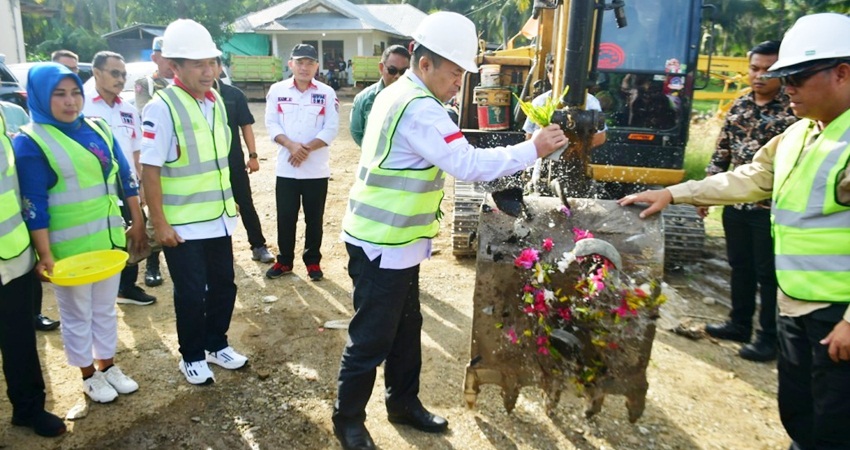Pembangunan jalan akses bandara Imbodu, ditandai dengan pemecahan kendi oleh Penjabat Gubernur Gorontalo, Ir. Ismail Pakaya yang didampingi Bupati Pohuwato, Saipul A. Mbuinga, Kamis (25/5). (foto: Iwan Karim/Prokopim)