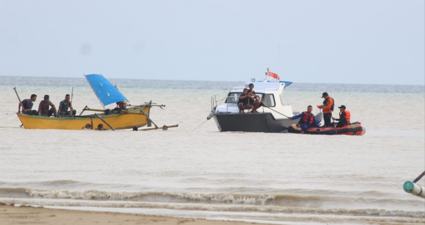 Proses pencarian Rahmad (13) korban tenggelam di perairan Desa Bulili, Kecamatan Duhiadaa, Pohuwato, Jumat (26/5/2023).