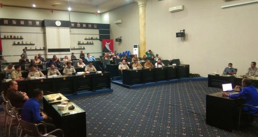 RAPAT. Suasana pelaksanaan rapat tindak lanjut aspirasi masyarakat terkait tanah di Kecamatan Tilango.