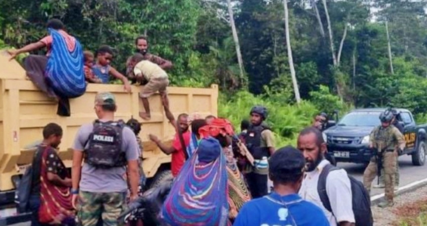 Warga Nogoloit mengungsi ke Kenyam setelah wilayahnya ditembaki KKB hingga terjadi baku tembak. (ANTARA/HO/Dok Polres Nduga)