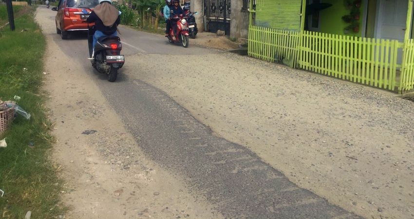 Sudah Lama Rusak Jalan Di Desa Pauo,Kecamatan Kabila,Kabupaten Bonebolango Belum Di Perbaiki (F.Irtiya/Gorontalo Post)