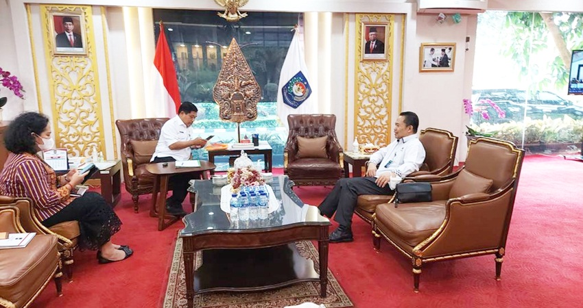 Ismail Pakaya bersama istri kemarin (10/5), menemui Sekretaris Jenderal (Sekjen) Kementerian Dalam Negeri Suharjo Diantoro untuk mendengarkan arahan terkait pelantikan Penjagub Gorontalo yang dijadwalkan berlangsung, Jumat (12/5). (Istimewa)