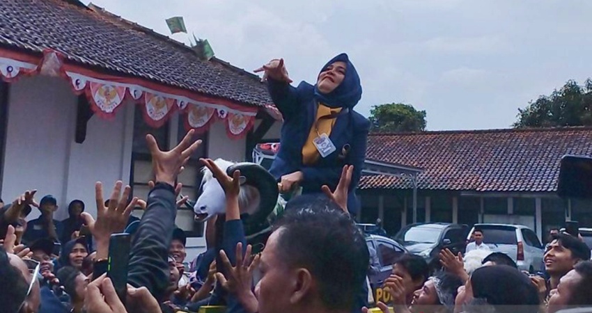Ketua DPD Partai NasDem Garut menyawer uang sambil naik dodombaan di lingkungan Kantor KPU Kabupaten Garut, Jawa Barat, Kamis (11/5/2023). ANTARA/Feri Purnama