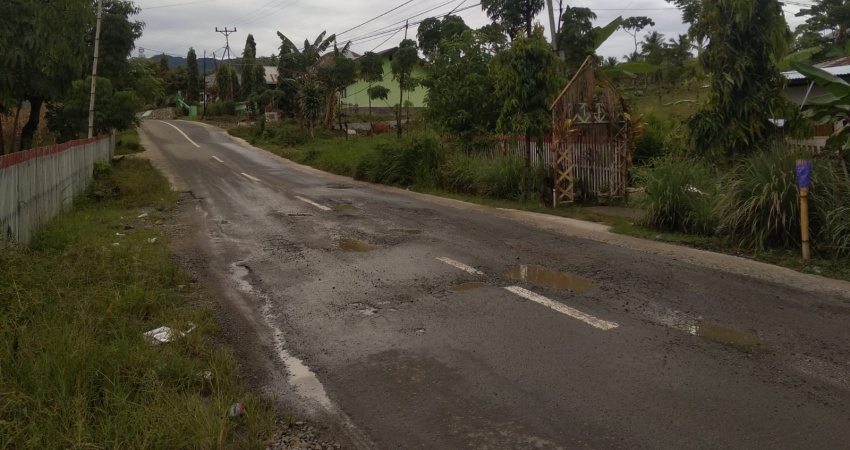 Kondisi jalan rusak di Kelurahan Bulota, Kecamatan Limboto, sangat memprihatinkan. (F. Vinkan Pramesti Tilome)