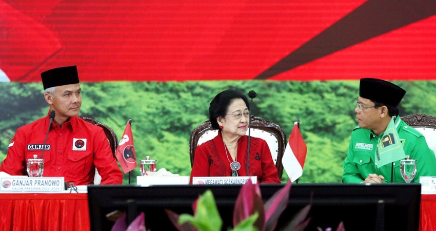 Capres dari PDIP Ganjar Pranowo, Ketua Umum PDIP Megawati Soekarnoputri dan Plt Ketua Umum PPP Muhamad Mardiono saat pertemuan di kantor DPP PDIP, Jakarta, Minggu (30/4). Foto: Ricardo/JPNN