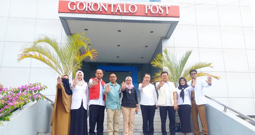 TOLAK OBL KESEHATAN : Dokter dan tenaga kesehatan dari berbagai organisasi profesi kesehatan yang ada di Gorontalo saat berkunjung ke Graha Pena Gorontalo Post, Senin (8/5). (foto : gorontalo post)