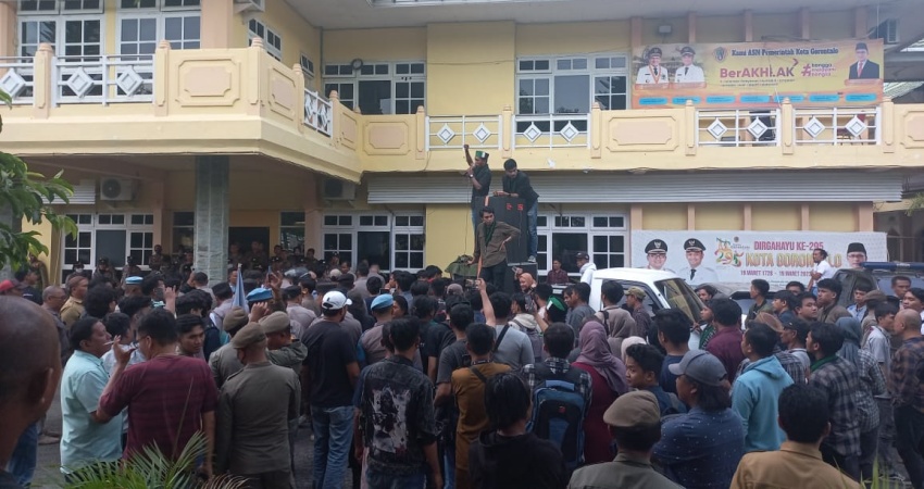 Suasana aksi demo di halaman Kantor Walikota Gorontalo. (F. Vinkan Pramesti Tilome)