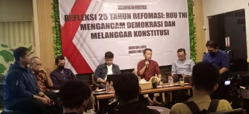 Diskusi publik yang digelar Imparsial menyoroti wacana revisi UU TNI, Minggu (21/5/2023). Foto: source for JPNN