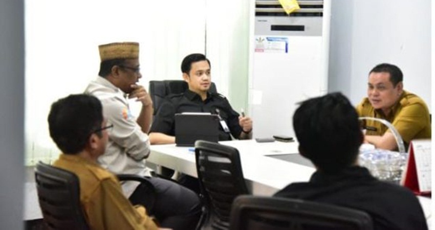 Wakil Wali Kota Gorontalo, Ryan F. Kono ketika memimpin rapat evaluasi proyek PEN bersama jajaran Dinas PUPR Kota Gorontalo, Selasa (9/5/2023). (Foto: Istimewa)