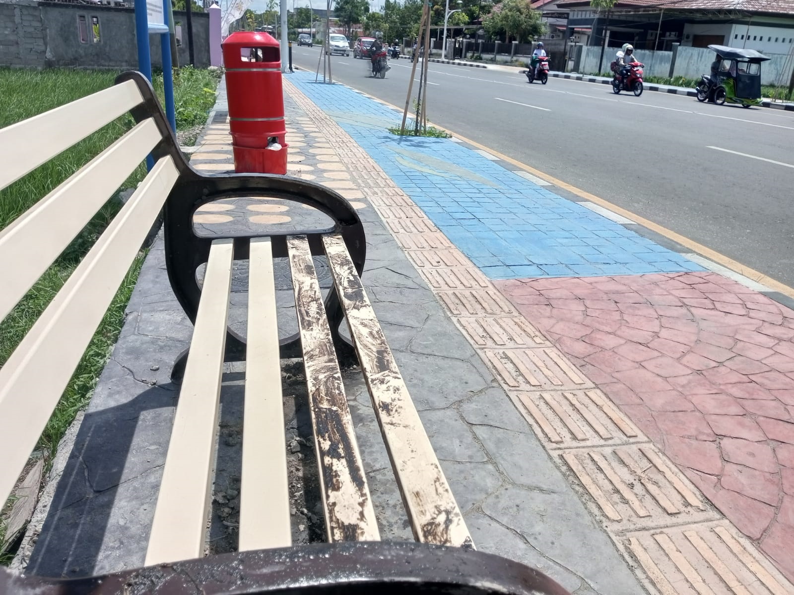 Tempat duduk di pedestrian ruas Jalan Jhon Aryo Katili (eks Andalas) Kota Gorontalo, sudah mulai di kotori oleh oknum-oknum yang tidak bertanggung jawab (F. Syamsurizal/Gorontalo Post)