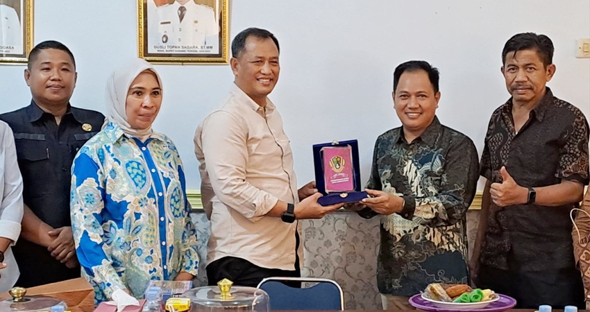 Sekretaris Dewan Kota Gorontalo, N.R Monoarfa bersama dengan Sekda Kabupaten Konawe, Provinsi Sulawesi Tenggara.