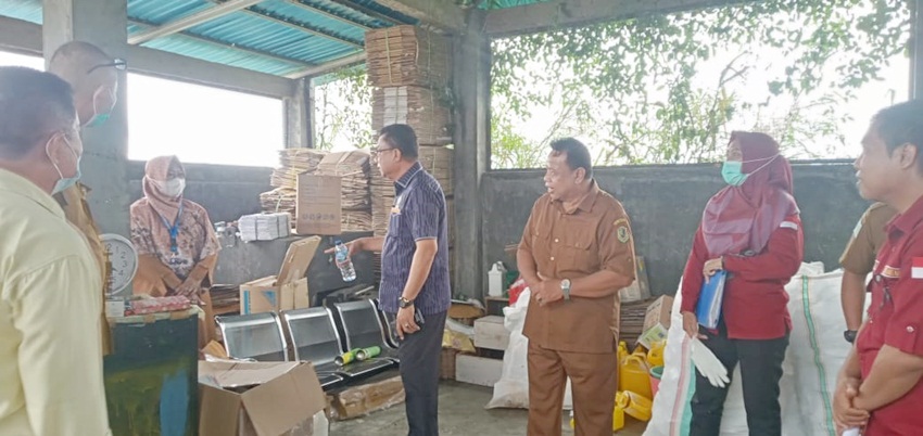 Ketua Komisi A Erman Latjengke bersama anggota Komisi A lainnya saat melihat Pengelolaan Limbah B di TPS Rumah Sakit Multazam, Senin (8/5/2023). (F. Diyanti/Gorontalo Post)