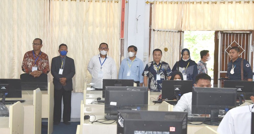 Peninjauan laboratorium komputer yang akan menjadi lokasi pelaksanaan UTBK-SNBT penerimaan mahasiswa baru di UNG. (foto : dok /ung)