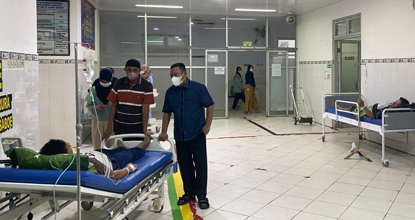 KUNJUNGAN. Ketua DPRD Syam T Ase saat membawa pasien rujukan penyakit jantung ke RSAS