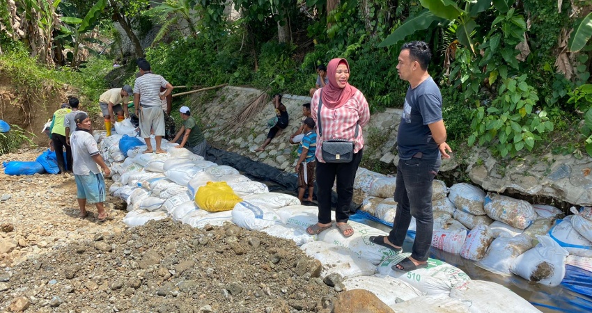 TINJAU. Aleg Asni U Menu saat meninjau pelaksanan pekerjaan secara swadaya yang dilakukan warga.