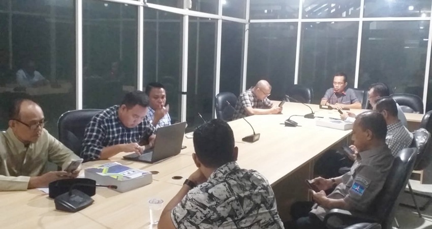 BAHAS. Suasana pembahasan pansus LKPJ di ruang Dulohupa, senin (15/5). (F:Deice/Gorontalo Post)