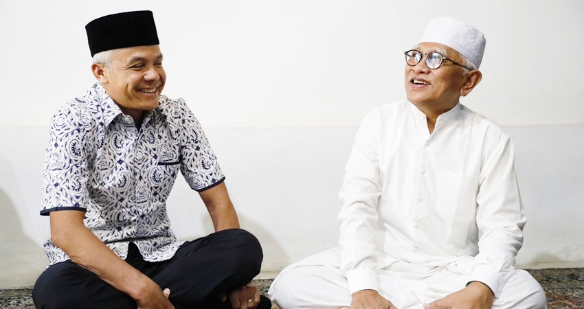 Gubernur Jawa Tengah Ganjar Pranowo bersama Gus Mus. (dok: Tim media Ganjar)