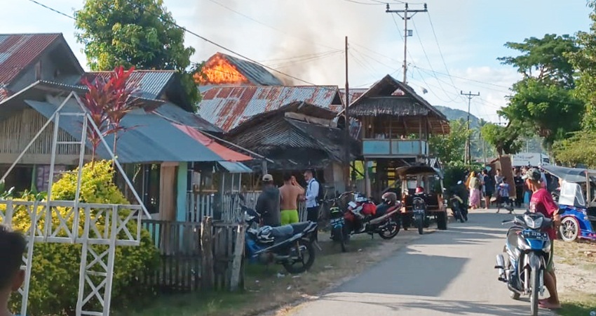 Kebakaran yang terjadi di lantai dua rumah milik Samsie Abdullah di dusun lV Desa Tunggulo Kecamatan Limboto Barat, Kabupaten Gorontalo, Rabu (3/5/23).