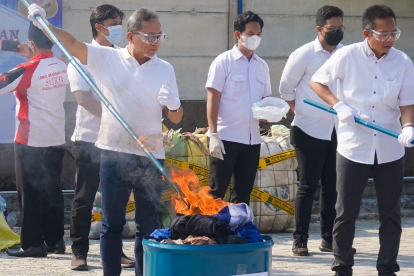 Direktorat Jenderal Perlindungan Konsumen dan Tertib Niaga Kementerian Perdagangan (Kemendag) melakukan pemusnahan ratusan bal pakaian bekas impor. Foto dok humas Kemendag