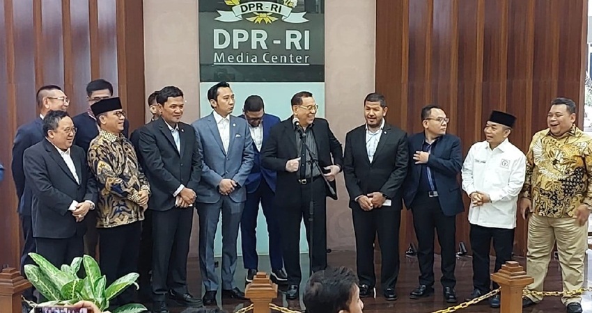 Konferensi pers delapan fraksi DPR RI di Kompleks Parlemen, Senayan, Jakarta, Selasa (30/5). (Foto: Aristo/JPNN.com