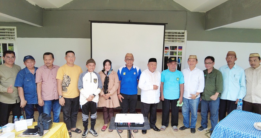 Bupati Gorontalo Nelson Pomalingo didampingi Ketua Yayasan Islamic Center Gorontalo Zainuddin Hasan serta pengurus lainnya saat memberikan sosialisasi pembangunan Islamic Center, Kamis (18/5).