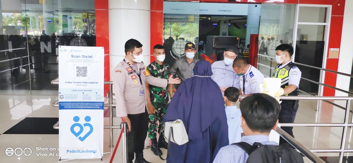 Kapolsek Bandara Djalaludin Gorontalo IPTU Ismet Ishak saat memimpin pemeriksaan dokumen terhadap penumpang yang membawa anak-anak saat akan berangkat, Senin (8/5).