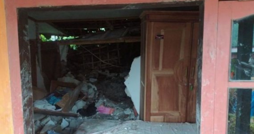 Kondisi rumah Slamet, warga Desa Semen, Kecamatan Gandusari, Kabupaten Blitar, Jawa Timur, Kamis (13/4/2023). Korban Slamet meninggal dunia setelah rumahnya tertimpa tanah longsor. ANTARA /HO-BPBD Kabupaten Blitar